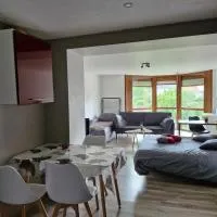 Joli studio une pièce 15min à pied centre dEpinal 4 personnes grâce au canapé lit, parking privé gratuit et parking extérieur gratuit Machine à laver TV wifi machine à café linge de lit et serviettes fournis, מלון בChantraine