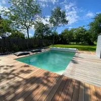 Gîte La Lézardière avec piscine chauffée privative 30 minutes de la Rochelle, hotel din Benon