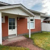 Rivitalokaksio 52m2 Sauna, Autokatospaikka, Pyykinpesukone, Ilmastointi, Hotel in Seinäjoki