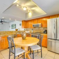 Pet-Friendly Phoenix Townhome with Pool Access!, hotel di Paradise Valley, Phoenix