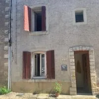 jolie maison dans petit village, hotel din Vignory