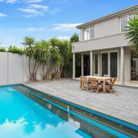Classic Luxurious Family Home in Brighton with pool，墨爾本布萊頓的飯店