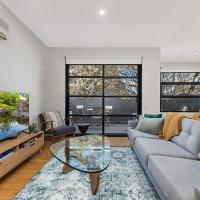 Beautiful 2-Storey Unit with Balcony near Smith St, hotel in Collingwood, Melbourne