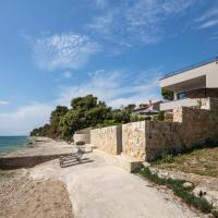 Villa Pinea, hotel din Petrcane