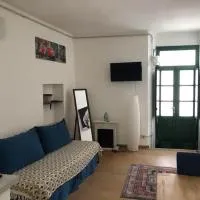 Monolocale a Lesa - monolocale indipendente con divano letto e angolo cottura, hotel in Lesa