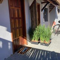 diezhouse suítes com bike incluso a 10min do centro de búzios, hotel en Vila Caranga, Búzios