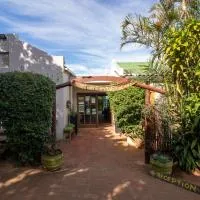 Woodlands Cottages & Camping、Kentonのホテル