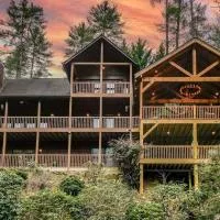 Trout Tales Riverfront Lodge- DeckedOUT, Hot tub, Game Room, Firepit, Decks Galore, Pet Friendly, hotel in Ellijay