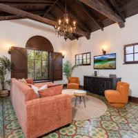 Lux Spanish Style Mansion 4BD BA Jacuzzi,Dog House, hotell i Fairfax District i Los Angeles