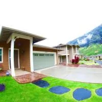 New 4 Bedroom Home with Ocean and Gorgeous Mountain Views in the gated community of Mauna Olu، فندق في Waianae