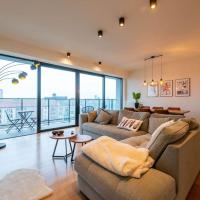 Casa Matti Modern Apartment with Canal View and Terrace、ヘント、Bloemekenswijkのホテル