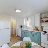 End Zone Escape-Light and Bright HOF Village Home, hotel Cantonban