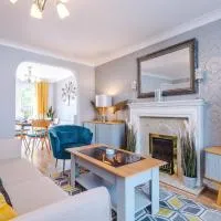 Beach Retreat with Hot Tub Sleeps 8, hotel en Prestatyn