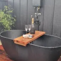Bach22 Rustic Romantic getaway, khách sạn ở Te Puna