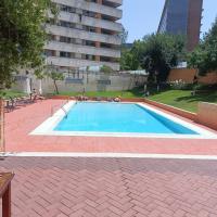 2 bedroom Apartment close to airport with pool and gym, hotel din Santa Clara, Lisabona