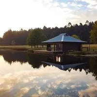 eKuthuleni - Wooden Cabin over the lake, hotel v destinácii Howick