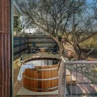 Tu'nlii House Creekfront for 9 Hot Tub, Fire Pit, Secret Door, hotel a Cornville