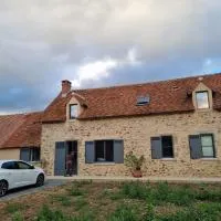 Gites de la Varillère، فندق في Cuzion