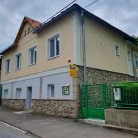 Apartmány Slavín، فندق في حمام سكليني تبليسي