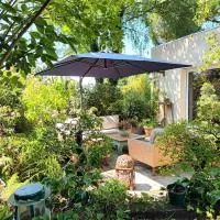 La maison bric et broc، فندق في Saint-Carreuc