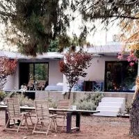 Coralia's beachfront sea view studio, hotell i Agioi Theodoroi