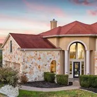 Lake Travis Family Retreat with Theater Game Room and BBQ 7 min from Marina, готель у місті Остін