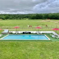 Domaine du cheval d’argent โรงแรมในSaiguède