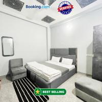 HOTEL PRAKASH GUEST HOUSE ! Varanasi ! fully-Air-Conditioned hotel at prime location with off site Parking availability, near Kashi Vishwanath Temple, and Ganga ghat 2, hotell i Varanasi