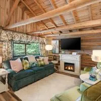 King-Delicately decorated-Log cabin charm-Front porch living-The Pampered Peacock, hotel a Alma