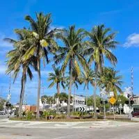 Sunny - Pool - Close to Beach - Fishing - Boat Ramp, hotel u gradu 'Jensen Beach'