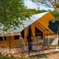 Camping Onlycamp Les Berges de l'Yonne, hotell i Coulanges-sur-Yonne
