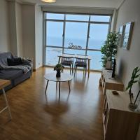 VIVIENDA con INCREIBLES VISTAS A LA PLAYA DE RIAZOR, hotel en A Coru&ntilde;a