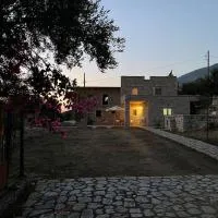 Potis Stone House โรงแรมในÁkia
