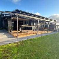 4 bedroom family home、ニュープリマスにあるNew Plymouth Airport - NPLの周辺ホテル