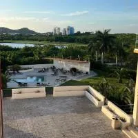 Emerald Upscale Studio in Maho-Walking distance to beach โรงแรมในMaho Reef