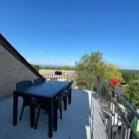 Petite maison avec terrasse โรงแรมในSainte-Colombe-de-Peyre