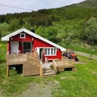 The Little Red Cabin Lofoten, hotel en Urda