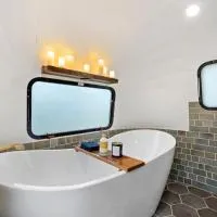 Airstream w Bathtub, River, & Hot Tub โรงแรมในPisgah Forest