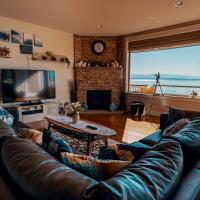 Stunning House with Views of Puget Sound! Ideal for Family Reunions, готель біля аеропорту Snohomish County Airport - PAE, у місті Едмондс