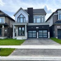 Brand New 4 bedroom Villa by Hamilton Airport! – hotel w pobliżu miejsca Lotnisko Hamilton-John C. Munro - YHM w mieście Hamilton