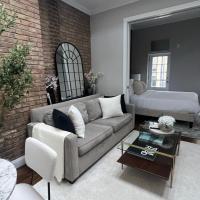 Gorgeous exposed brick 1 Bedroom plus Private Roof Deck!, hotel di Gramercy, New York