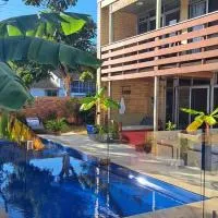 Brisbane 1960s Pool House - hosted bed and breakfast, готель у Брісбені