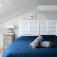 Duplex climatis&eacute; avec terrasse vue mer au pied de la plage, kh&aacute;ch sạn ở Antibes