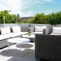 Duplex climatis&eacute; avec terrasse vue mer au pied de la plage, hotel en Antibes