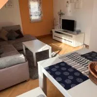 Große Monteurwohnung mit 4 Zimmer und Parkplatz, Waschmaschine, Internet, voll ausgestattete Küche، فندق في Creez