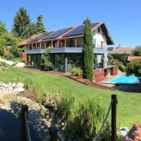Gîte avec piscine chauffée & aires de jeux pour enfants, hotel en Barberaz