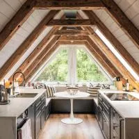Traumhafte Ferienwohnung am Park, großer Balkon, voll ausgestattete Küche, Schreibtisch, WiFi, Smart TV, Carport, Wallbox, Fahrräder, hotel u gradu Šesel