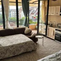 Kazanlak DOWNTOWN Central Apartment Private Guesthouse with Full Kitchen, Panoramic Views, Self Check-in & Free Parking, English, Bulgarian, All Lanaguages OK!, hotel a Kazanlŭk