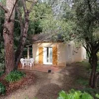 Petite maison dans un écrin de verdure, hotel a Les Angles Gard