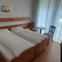 Hotel zur Kroner Heide، فندق في غريفين